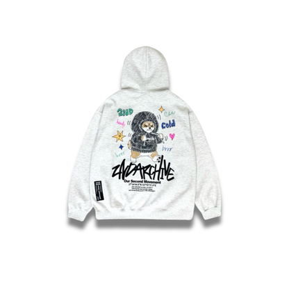 パーカーの紐（ドローストリング）部分と胸元デザインのバランスが分かる写真