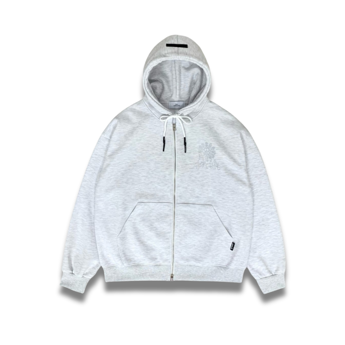 ジップアップ仕様のオーバーサイズパーカーを着たモデルの全身写真