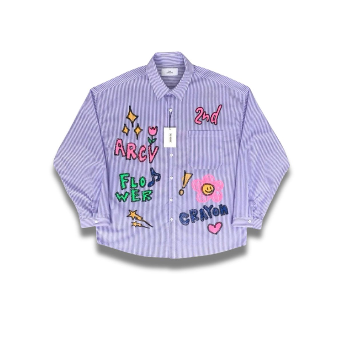 ホワイトシャツを着たモデルのクレヨンフラワープリント着用イメージ