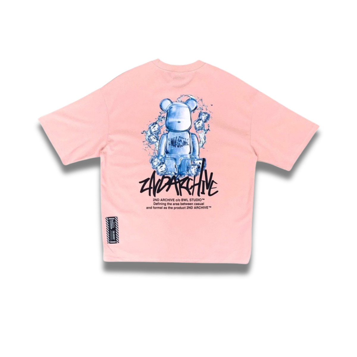 パステルピンクのベースにクールなアイスベアが映える、個性派Tシャツ