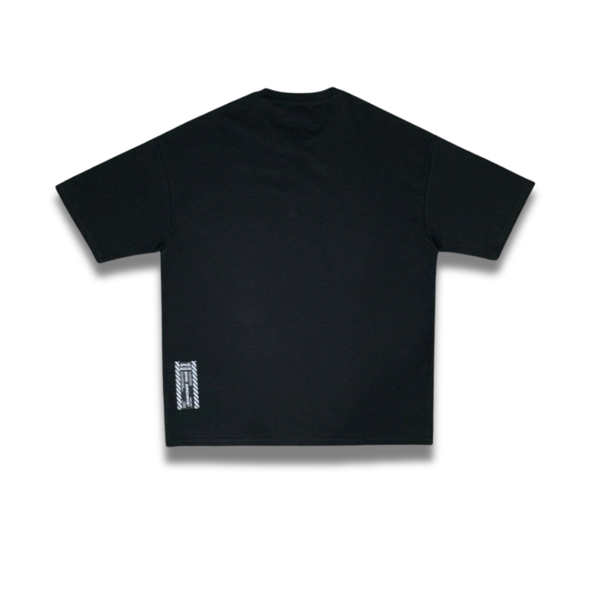 レトロ×グランジなラベルデザインが魅力のTシャツ