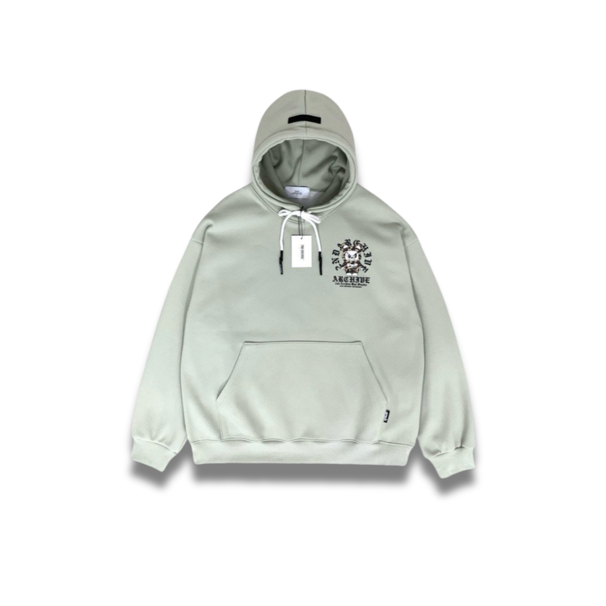 ブラウンパーカーに描かれた怒ったベアのディテールが見える接写ショット