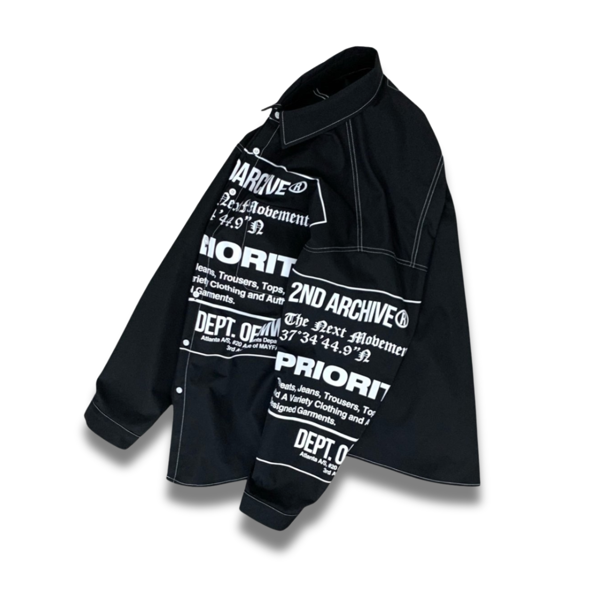 胸元のスクエアデザインの線や質感がわかるディテール写真