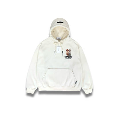 オーバーサイズシルエットのパーカーを自然に着こなしたモデル写真