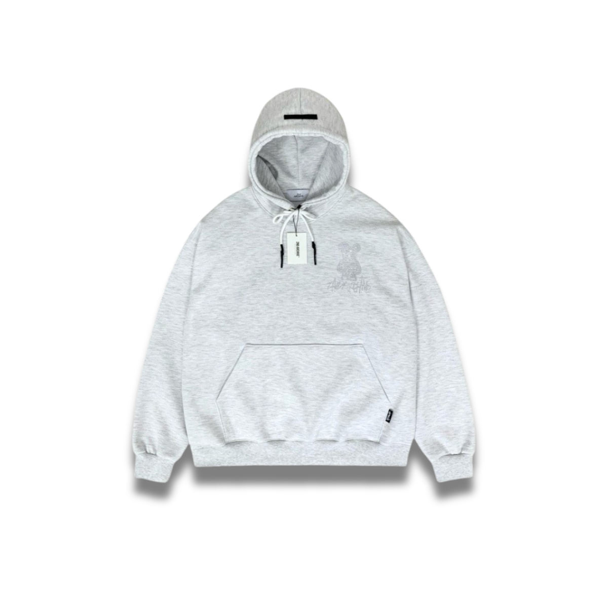 ブラウンカラーのパーカーにプリントされたハーフベアのディテール写真