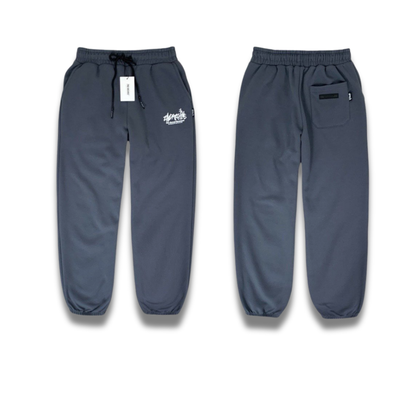 シグネチャーロゴが入ったベーシックジョガーパンツの正面写真