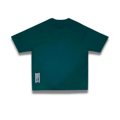 クリームカラーのTシャツに描かれた猫デザインの近距離ディテール