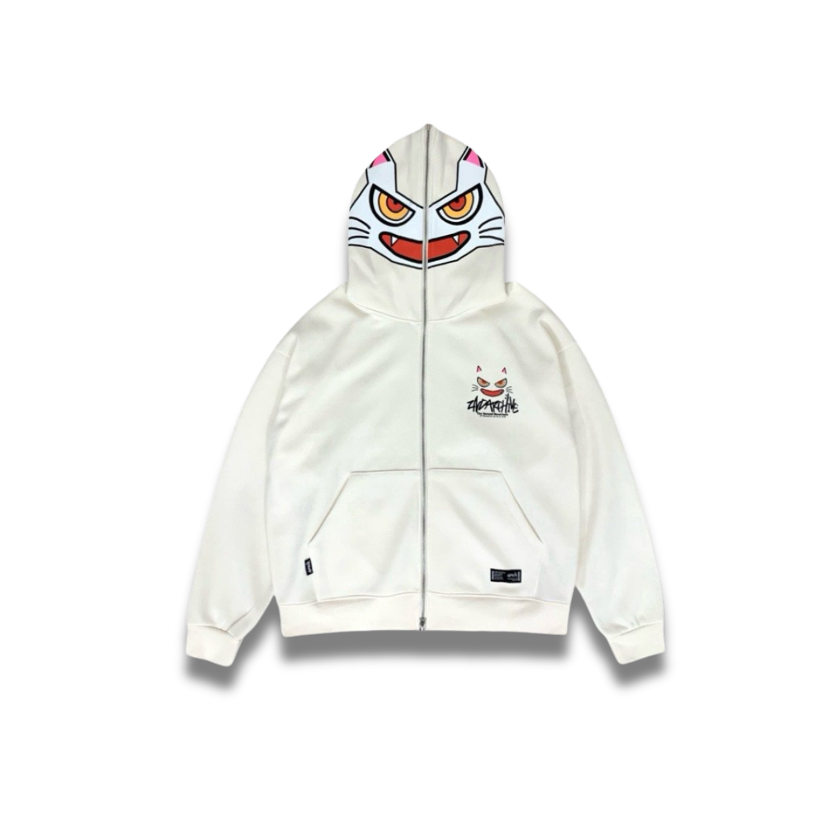 猫の大きな目と口元がプリントされた胸元のズームショット