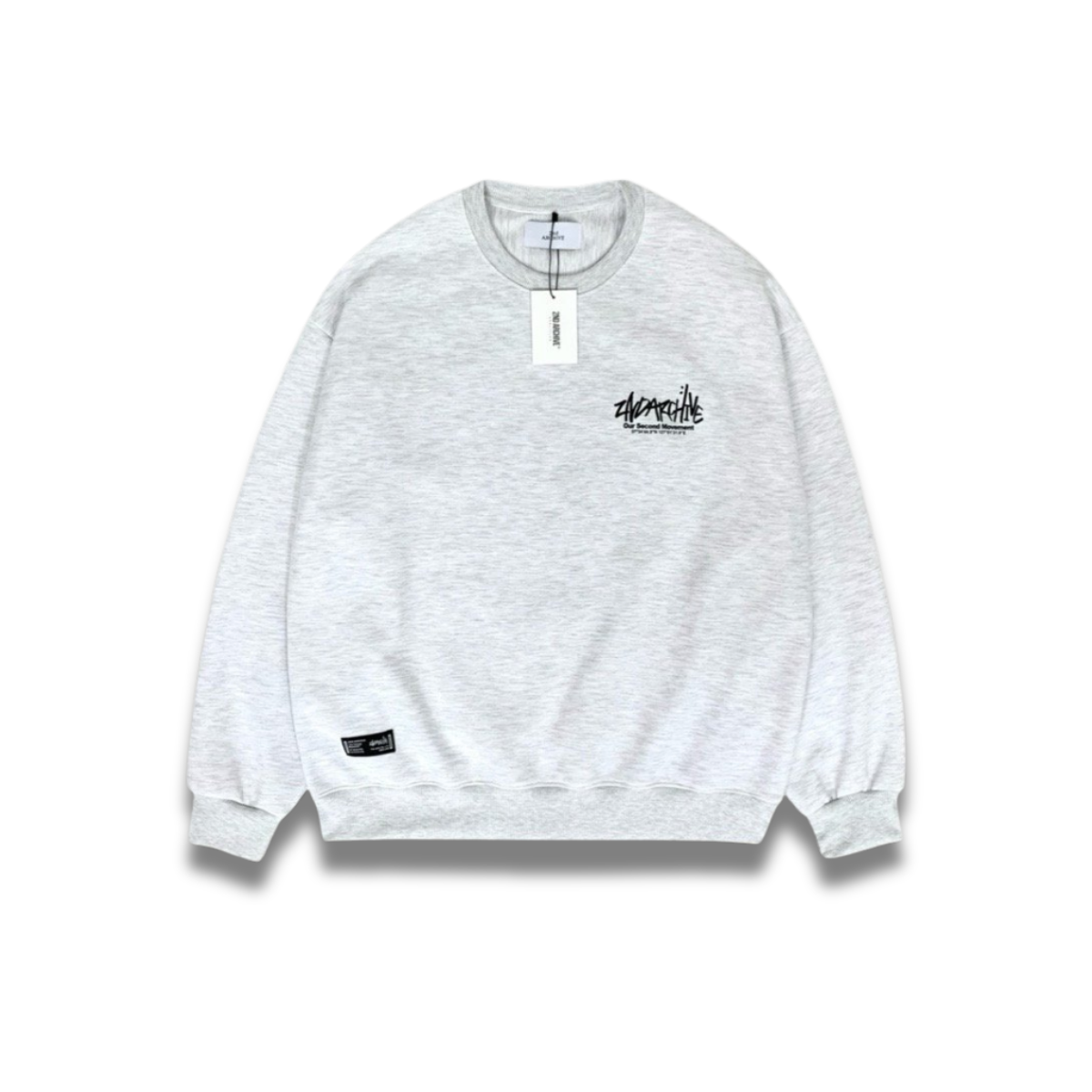 モデルがロゴスウェットを自然に着こなしている斜めアングル写真