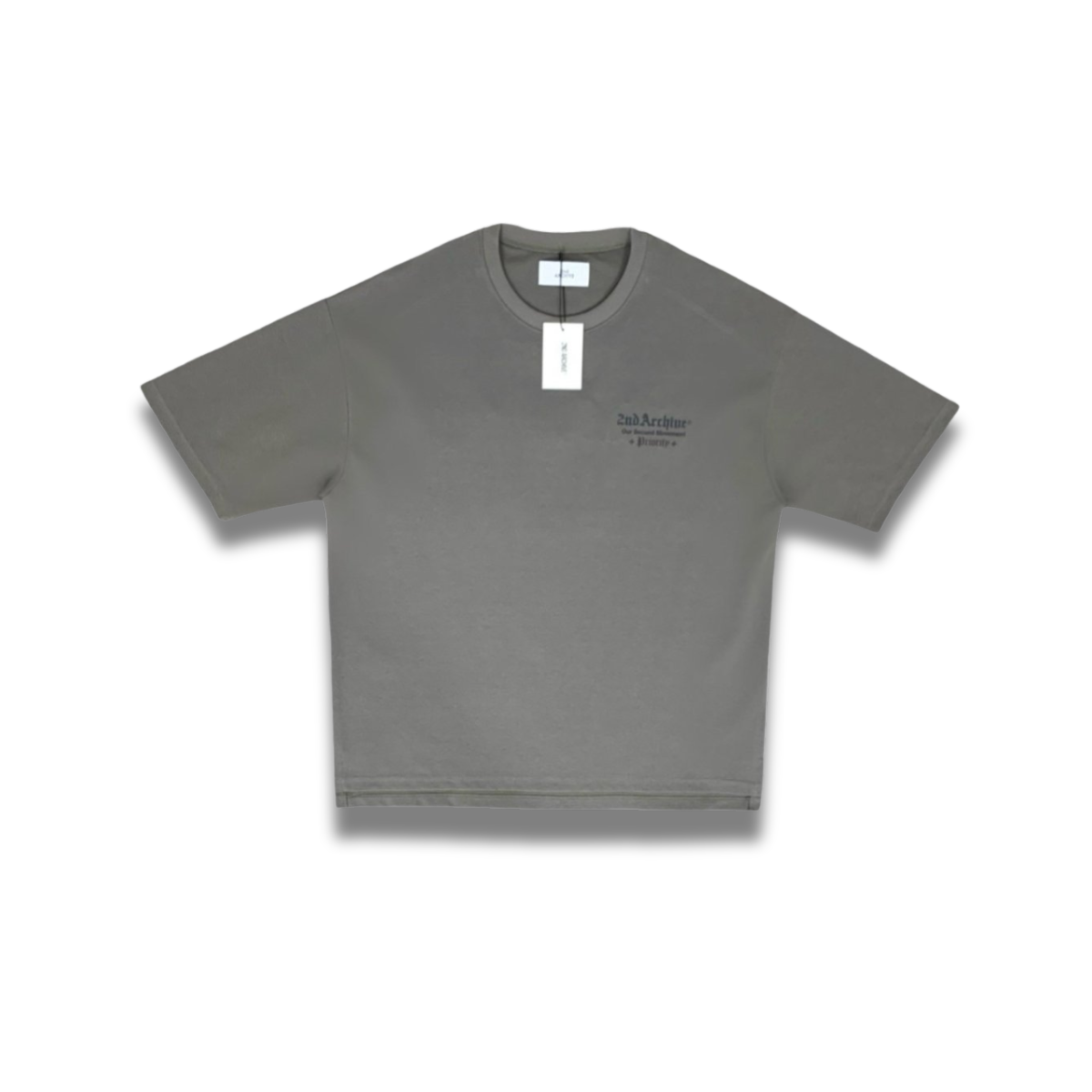 背面の大きな刺繍ロゴが特徴のトレンドTシャツ