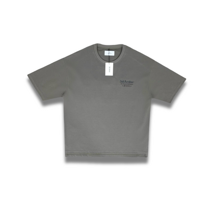 背面の大きな刺繍ロゴが特徴のトレンドTシャツ