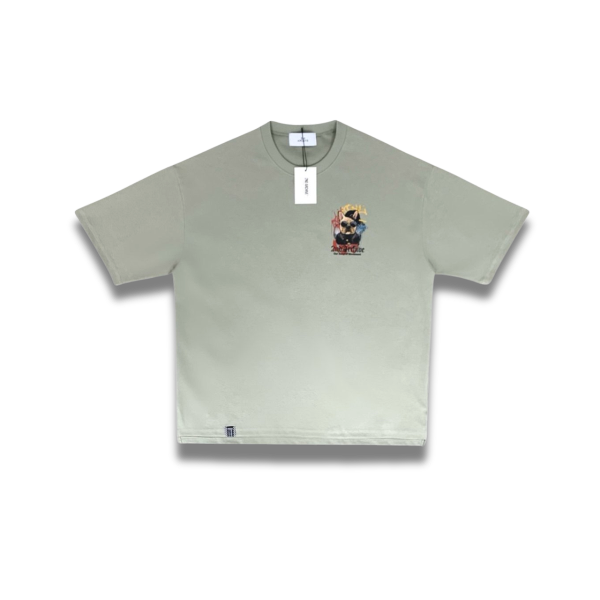 クリームカラーTシャツに描かれたブルドッグの近距離ディテール