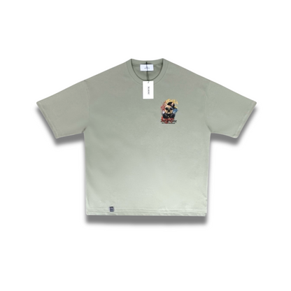 クリームカラーTシャツに描かれたブルドッグの近距離ディテール