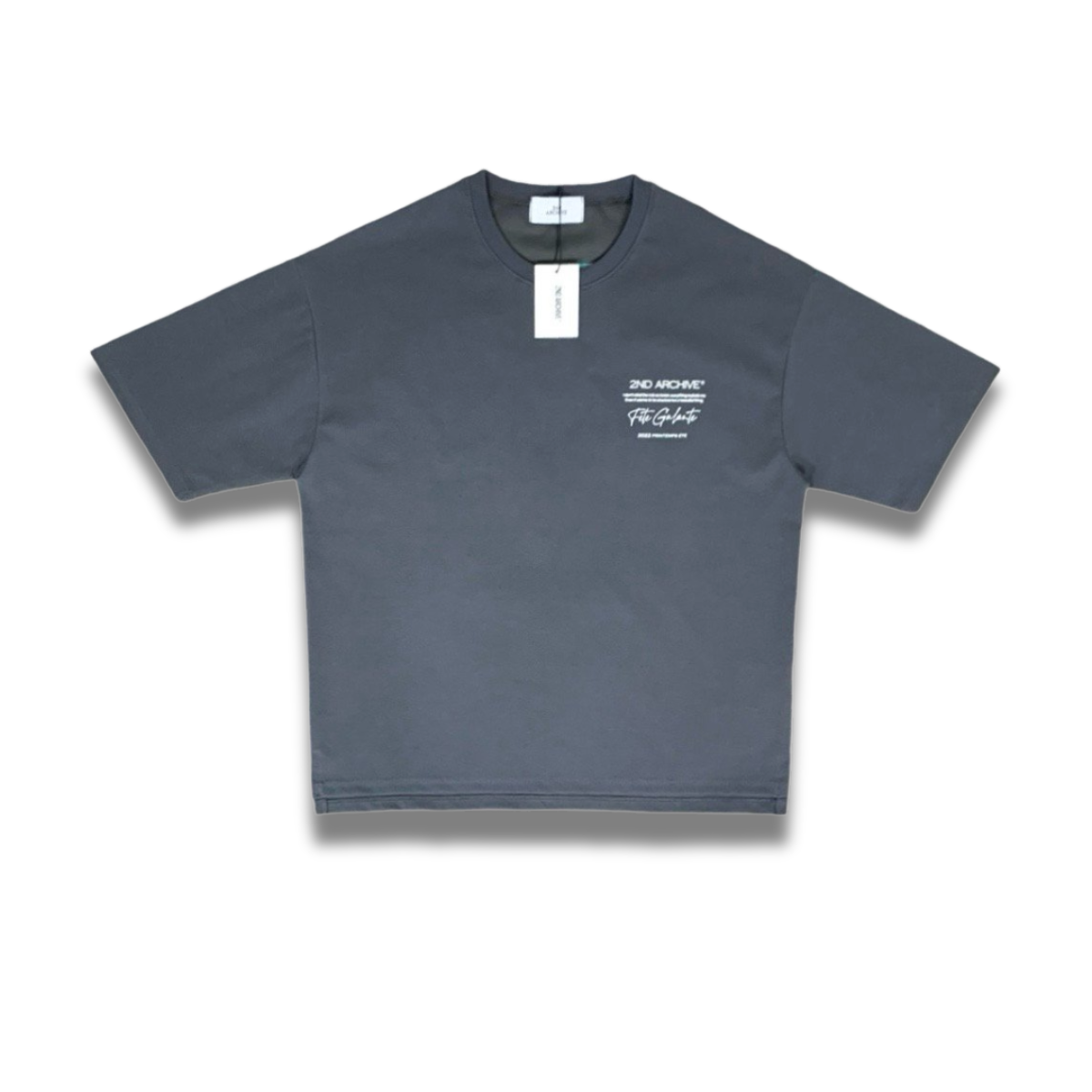 モデルが自然に着こなした彫刻風刺繍Tシャツの全身コーディネート