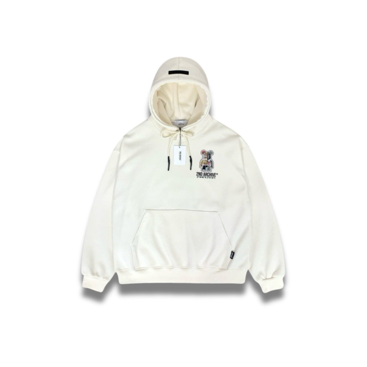 ブラウンカラーのパーカーに施されたグラフィティデザインのディテール写真