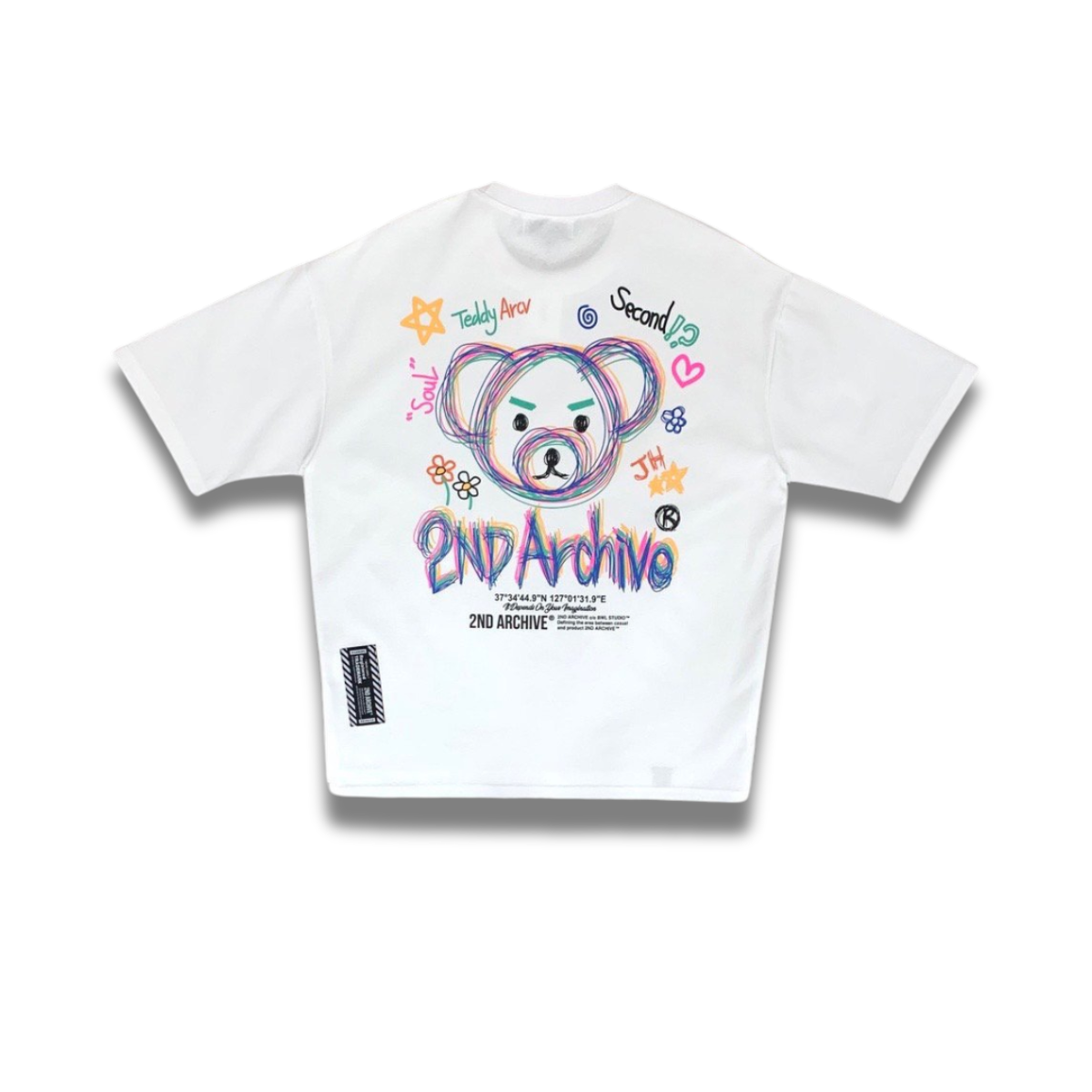 ホワイトTシャツにマルチカラーのクマプリントが映える、韓国ブランドの定番アイテム