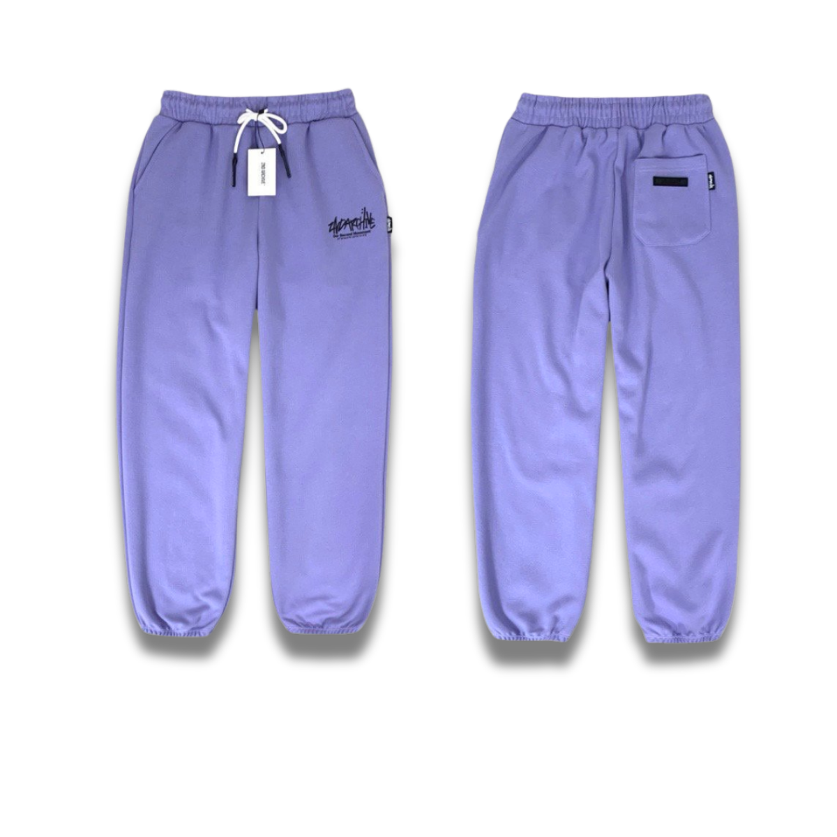 クリームカラーのジョガーパンツの生地感とロゴのディテールアップ