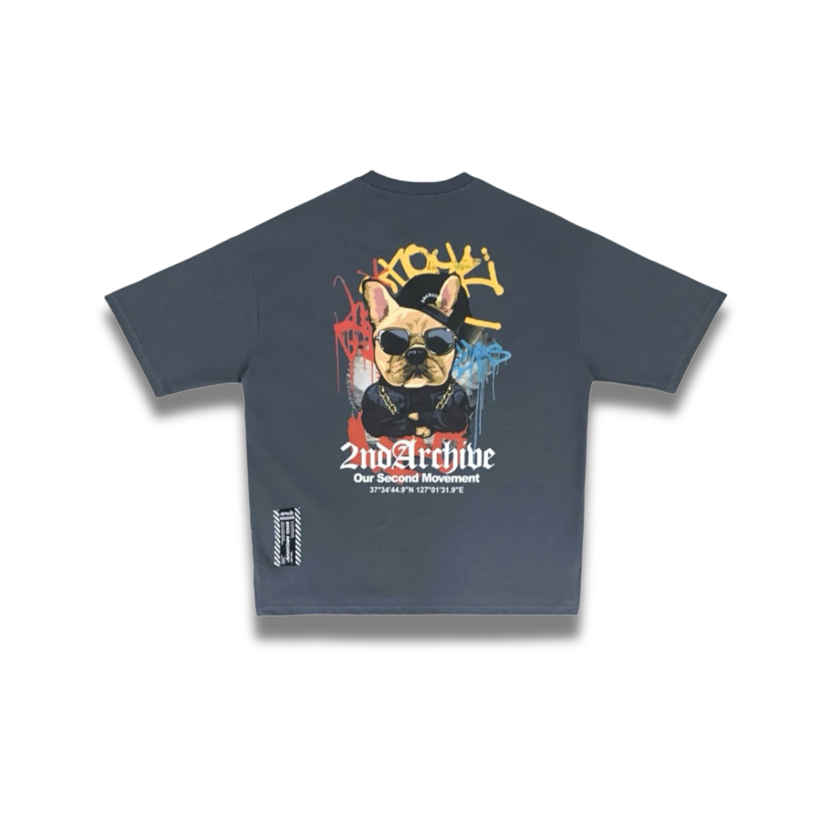 胸元プリントとTシャツ素材の質感がわかる高解像度ショット