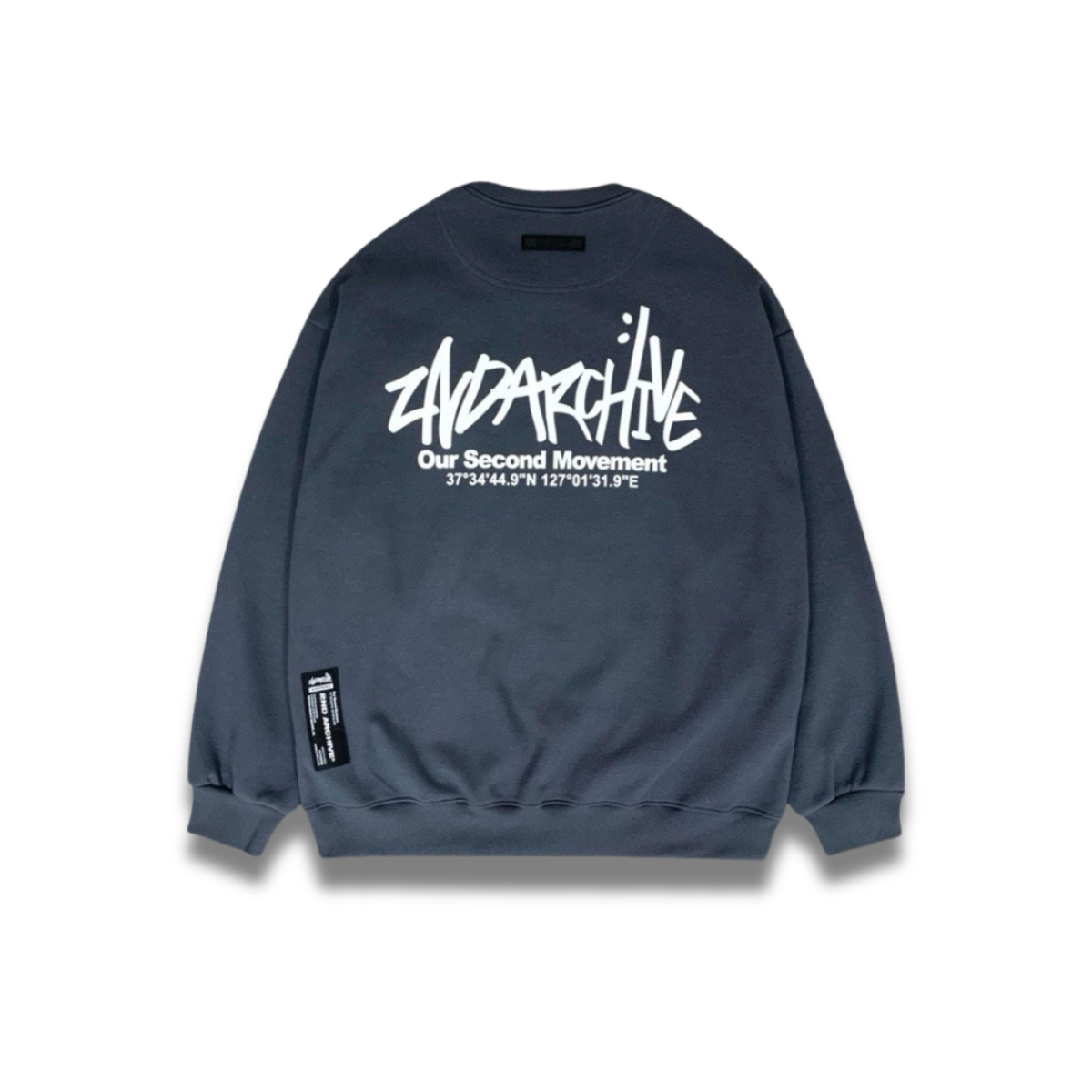 ブラウンカラーのシンプルなロゴスウェットの前面カット