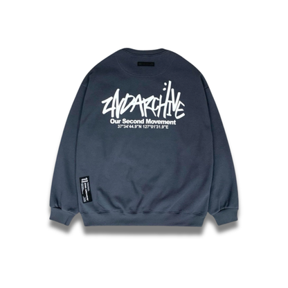 ブラウンカラーのシンプルなロゴスウェットの前面カット