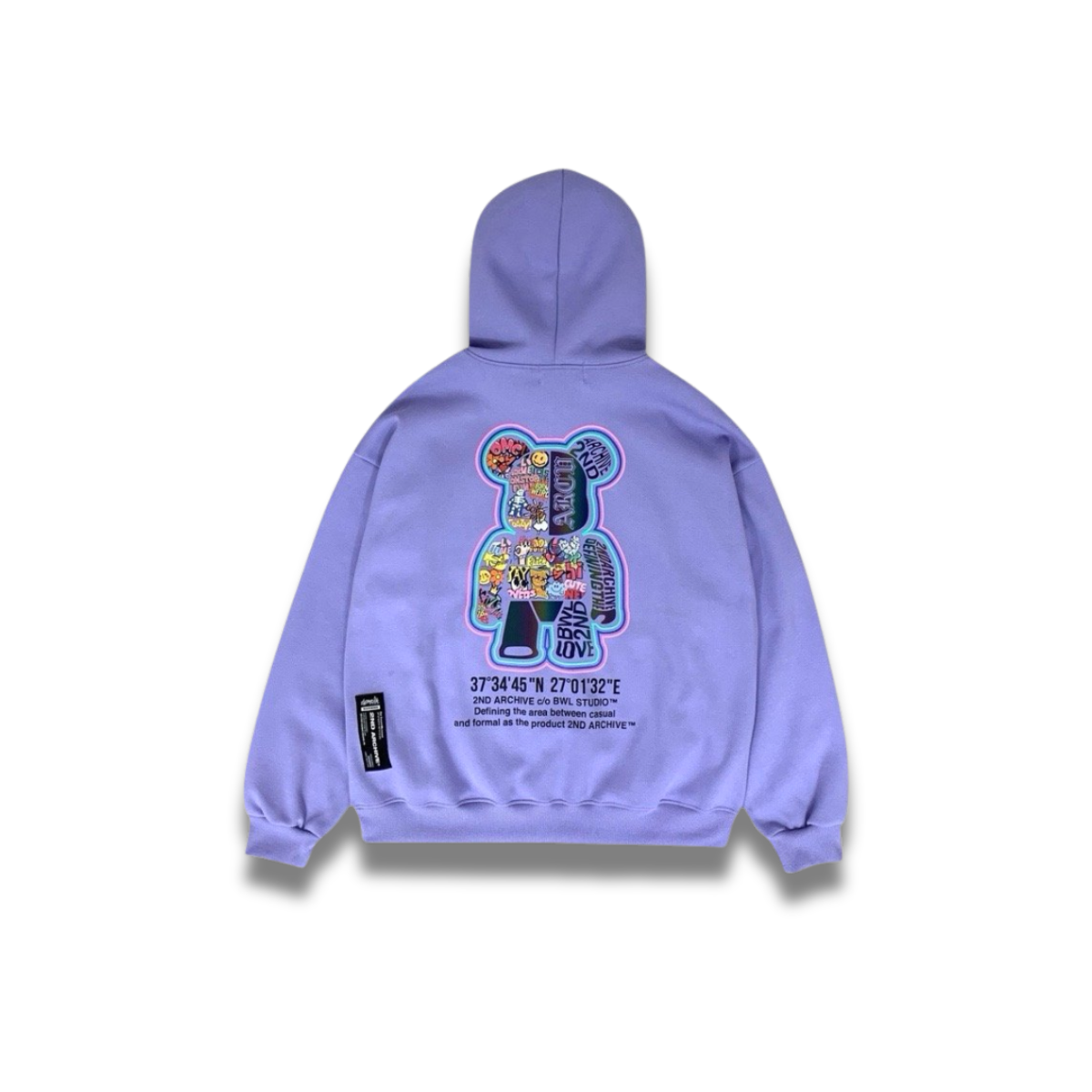 胸元のステッカー風デザインの線や色味が分かる拡大ショット