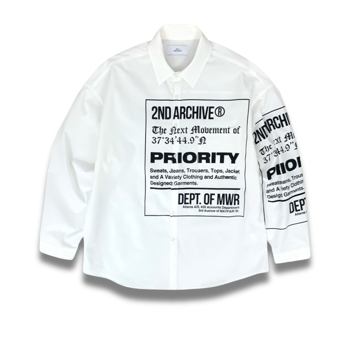 ブラックシャツのフロントプリントと生地のコントラストが分かる画像