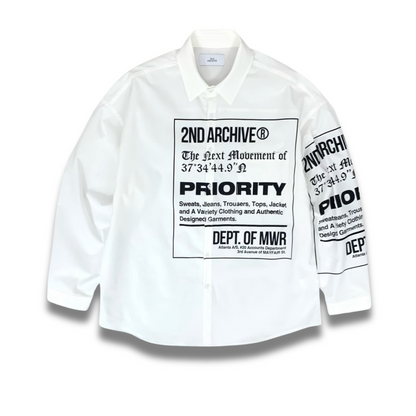 ブラックシャツのフロントプリントと生地のコントラストが分かる画像