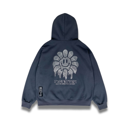 シンプルな前面とスタッズデザインが映える背面の対比が分かるカット