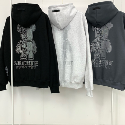 モデルがパーカーをカジュアルに着こなした全身スタイリング