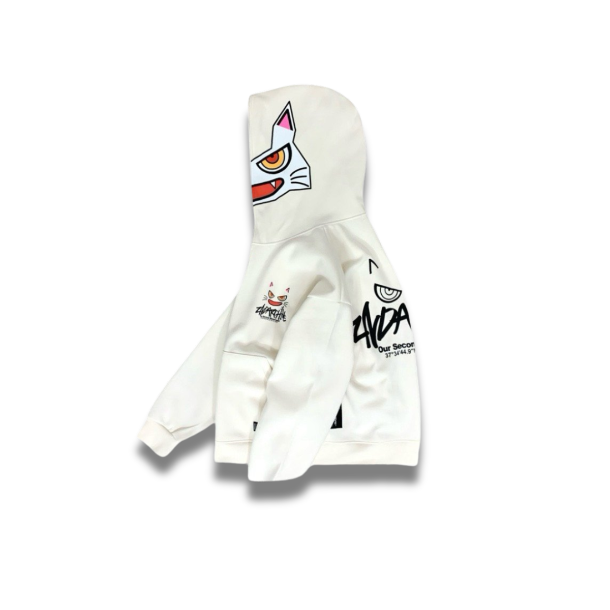 モデルがフードをかぶった状態の猫フェイスパーカーの写真