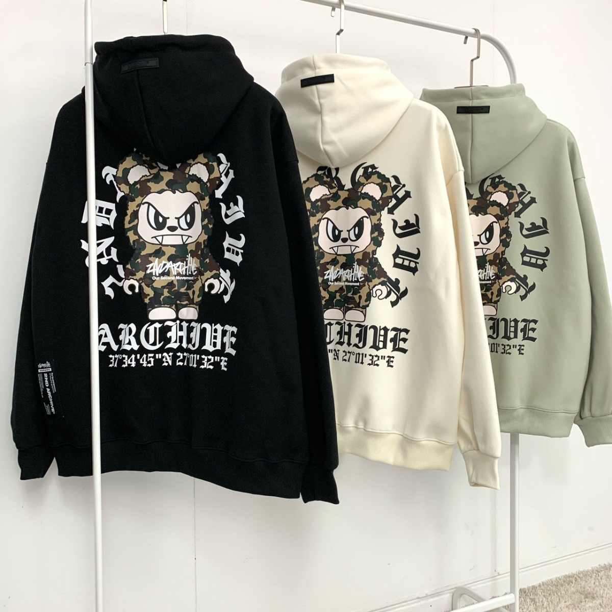 モデルがカジュアルに着こなした怒ったクマパーカーの正面ショット