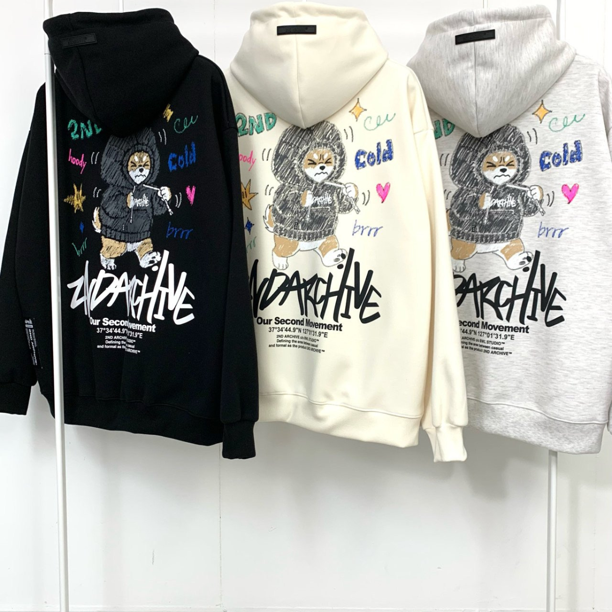 モデルがパーカーを自然に着こなしている斜めアングル写真