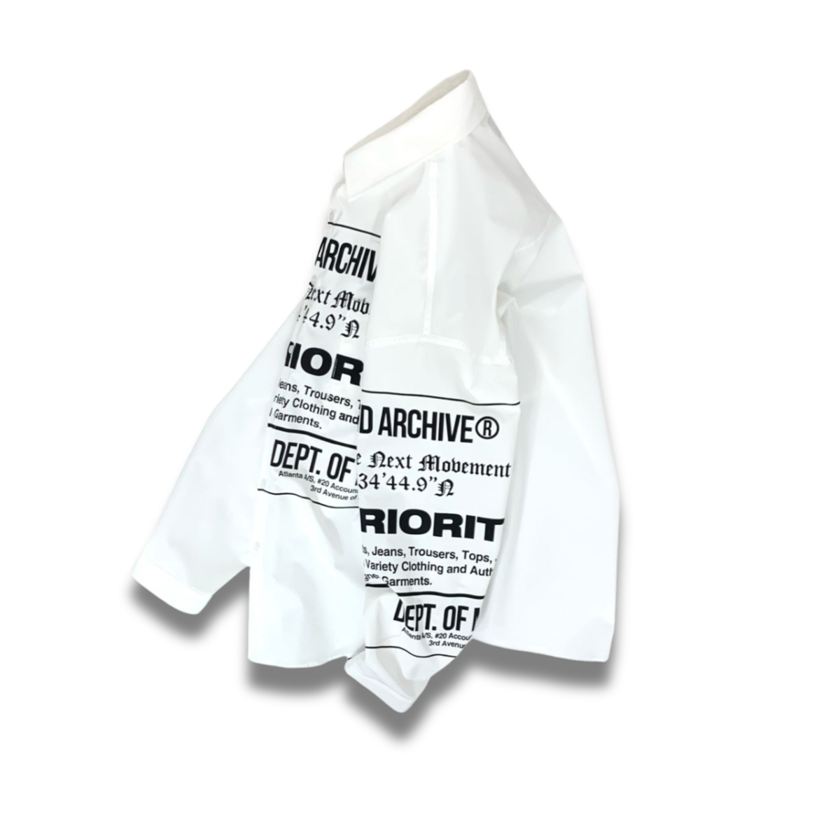 モデルがリラックスして着用したレタリングシャツの正面ショット