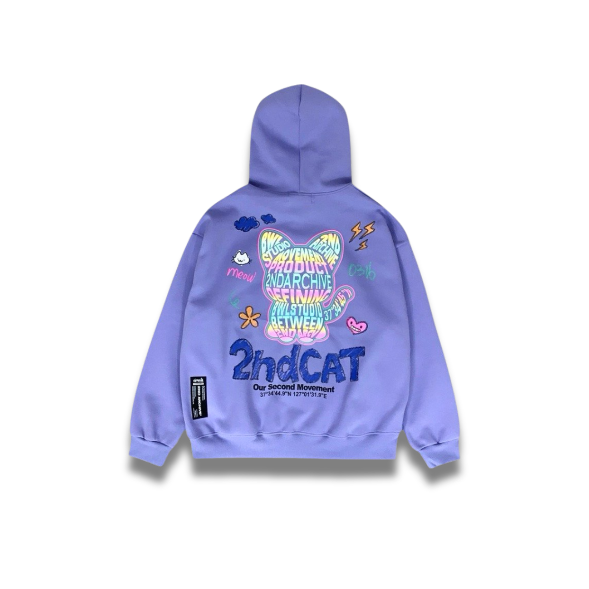 モデルがパーカーをカジュアルに着こなす斜めアングル写真