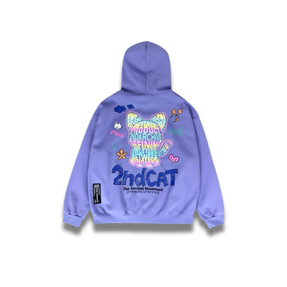 モデルがパーカーをカジュアルに着こなす斜めアングル写真