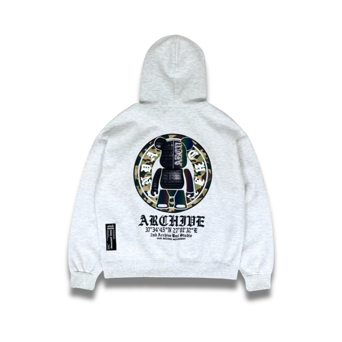 モデルがストリート風に着こなしたミリタリーベアパーカーのフロントカット