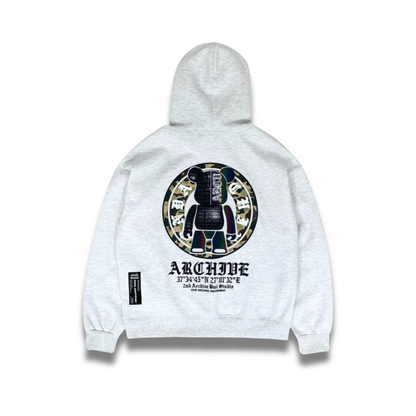 モデルがストリート風に着こなしたミリタリーベアパーカーのフロントカット