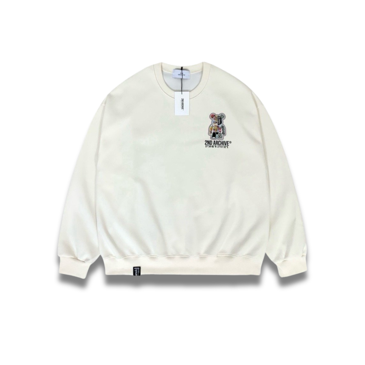 クリームスウェットを着たモデルの自然なポージング写真