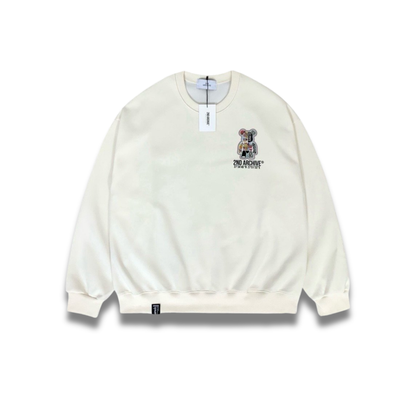 クリームスウェットを着たモデルの自然なポージング写真