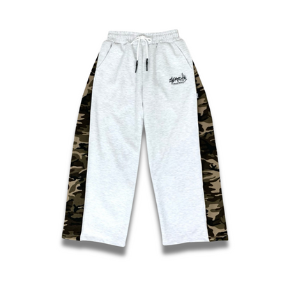 ブラックパンツとカモ柄のコントラストが特徴的な前面スタイル写真