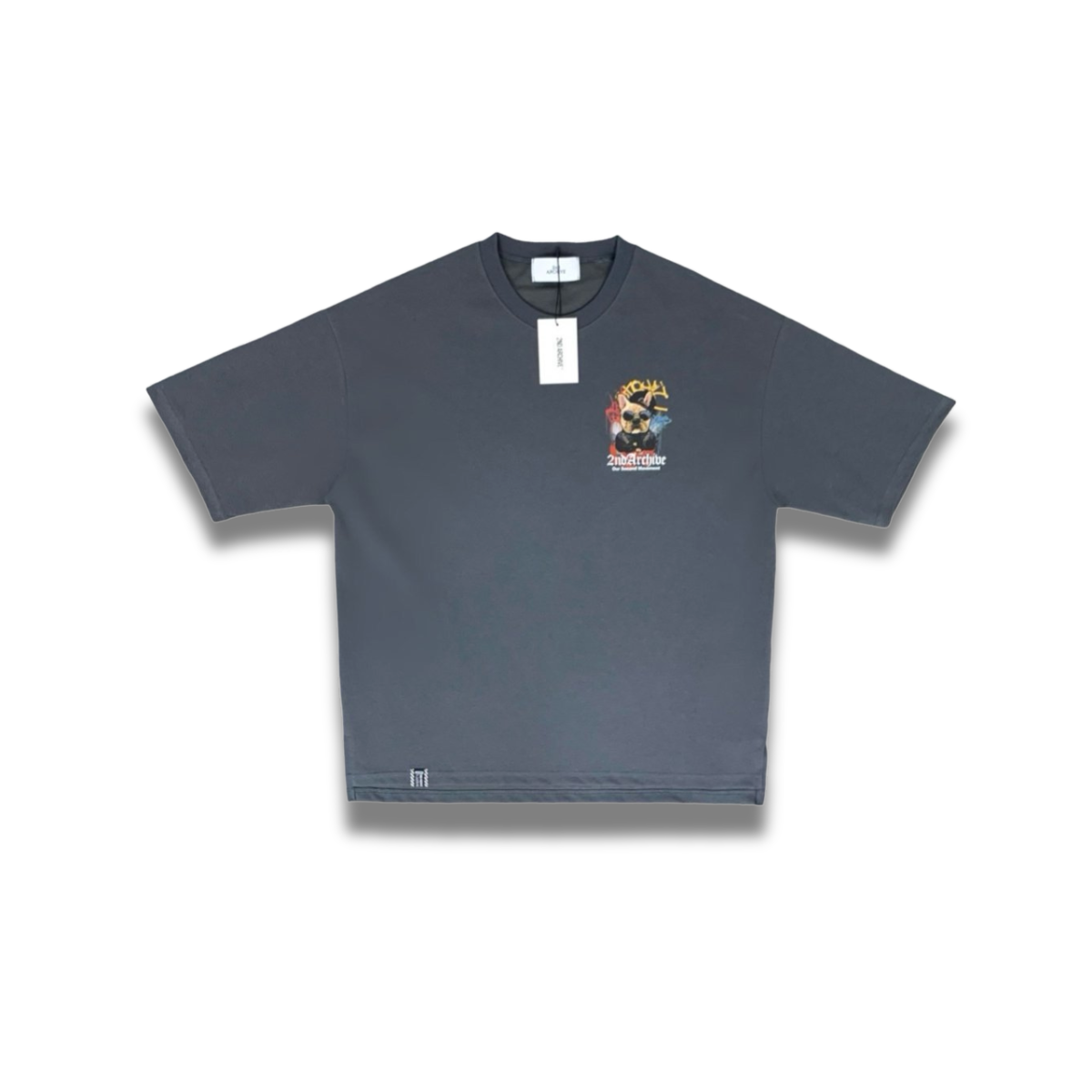 モデルが自然に着用するスナップバックブルドッグTシャツの正面スタイル