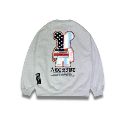 モデルが自然に着こなしたストリート系ベアトレーナーの正面ショット