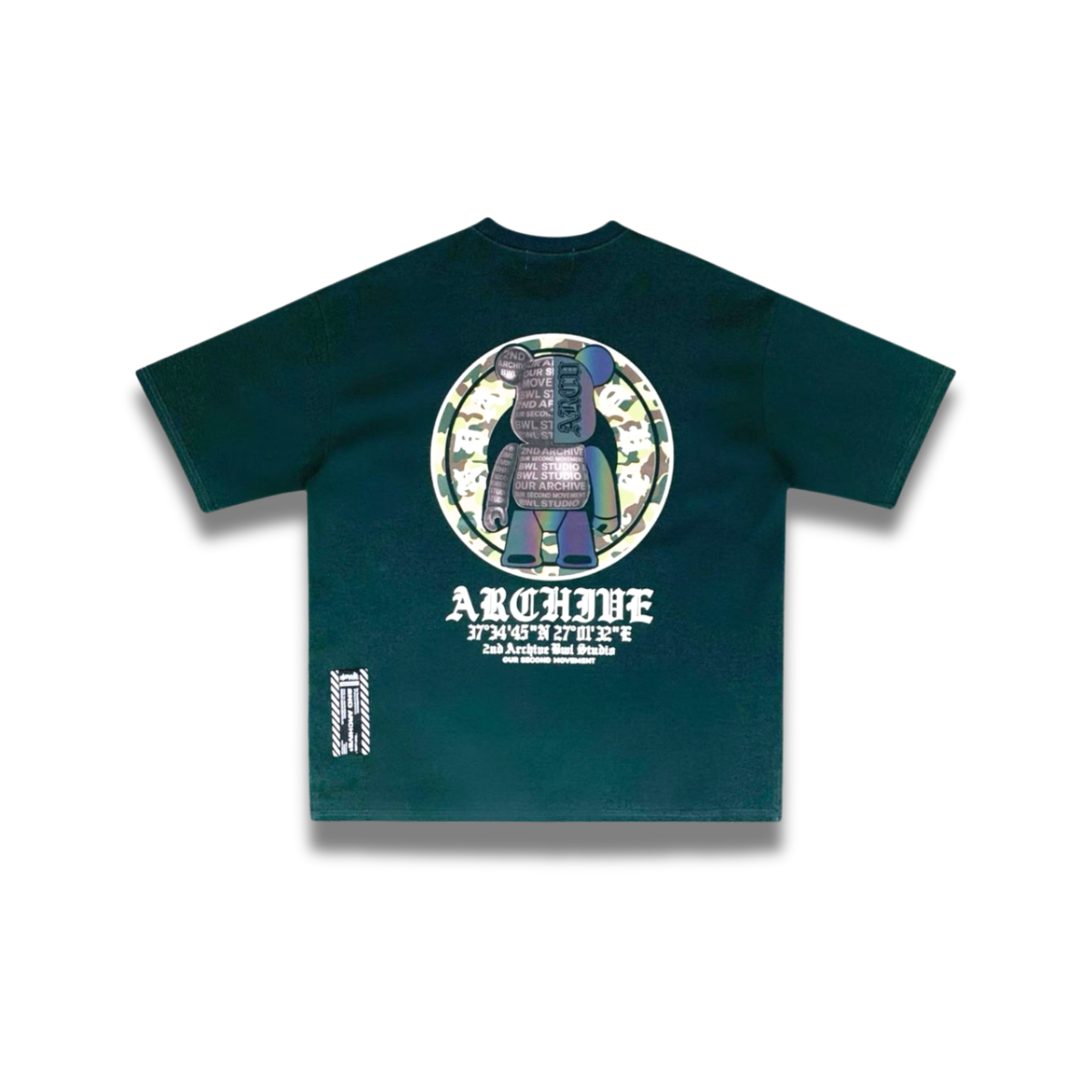 韓国系男子に人気のミリタリー風グリーンTシャツ、侍グラフィック付き