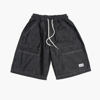 Korean-inspired black cargo denim shorts.