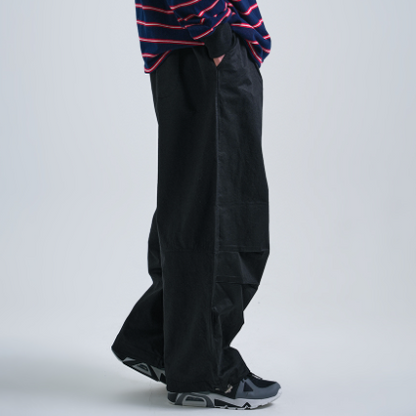 Baggy black pants, new Korean streetwear style.