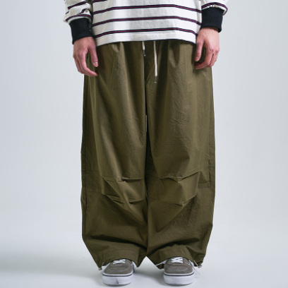 Korean street fashion, khaki baggy pants, new style.