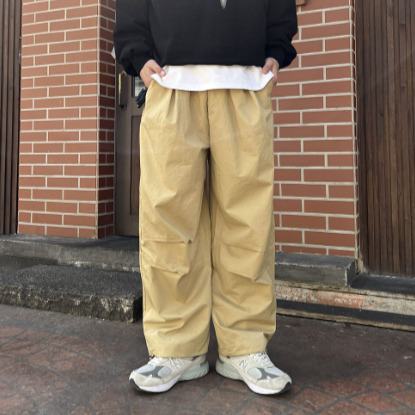 Beige baggy pants, trendy Korean street fashion.