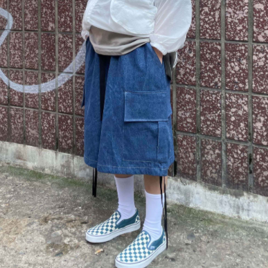 Blue oversized denim cargo shorts, Korean street fashion.