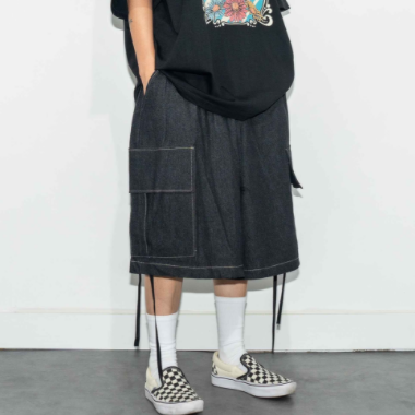 Black denim cargo shorts, oversized Korean streetwear.