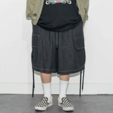 Black oversized cargo shorts, trendy Korean denim.